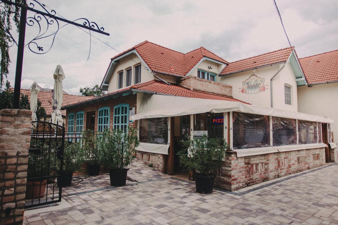 Bed and Breakfast Oetoesfogat Panzio Siófok Esterno foto