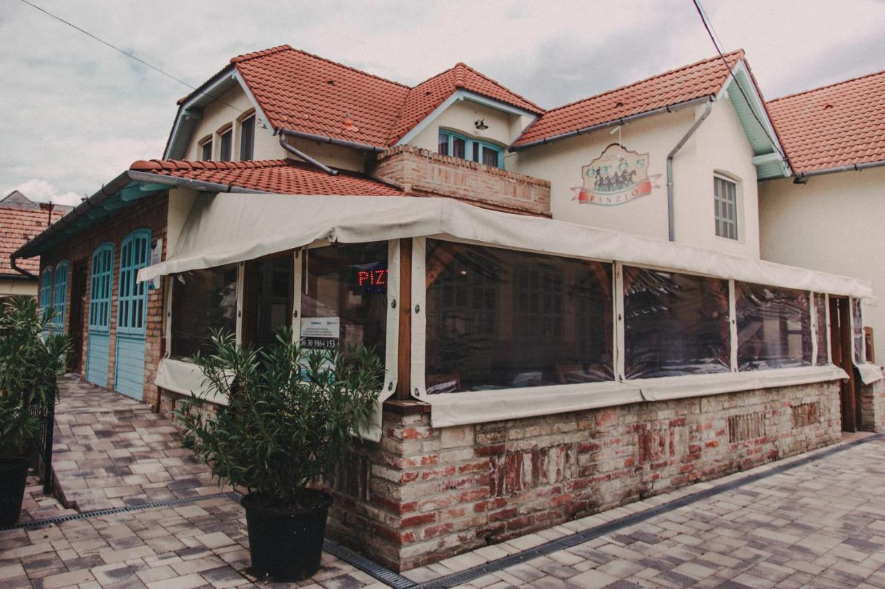 Bed and Breakfast Oetoesfogat Panzio Siófok Esterno foto