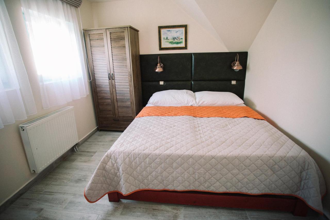 Bed and Breakfast Oetoesfogat Panzio Siófok Esterno foto